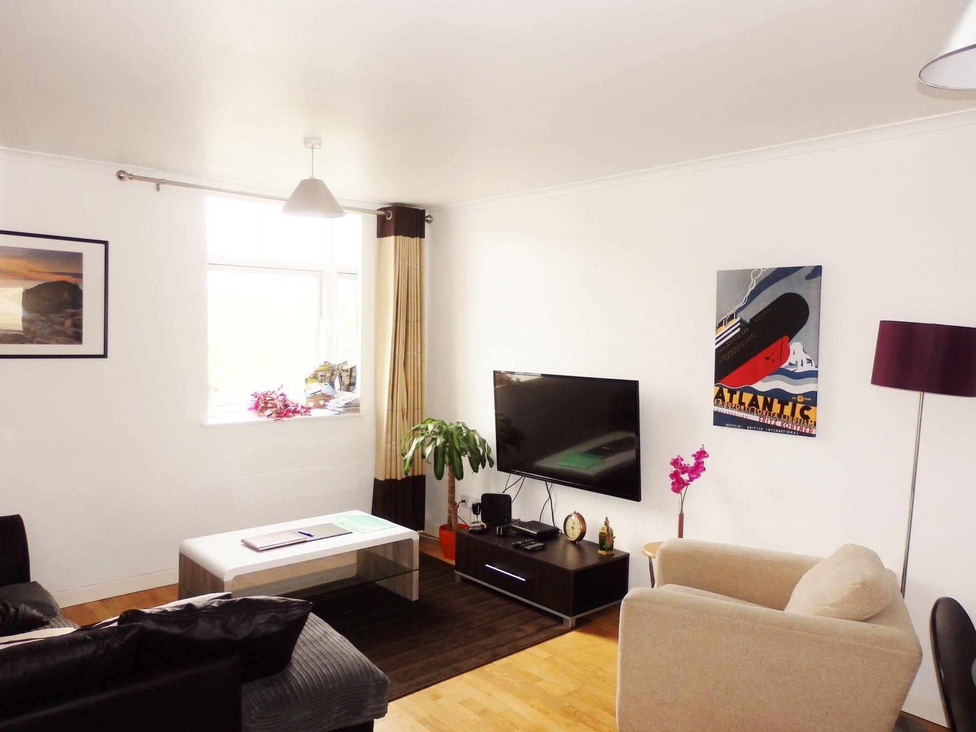 Excellent Location - City Centre - Parking - 4 Beds -2 Bedrooms Belfast Ngoại thất bức ảnh