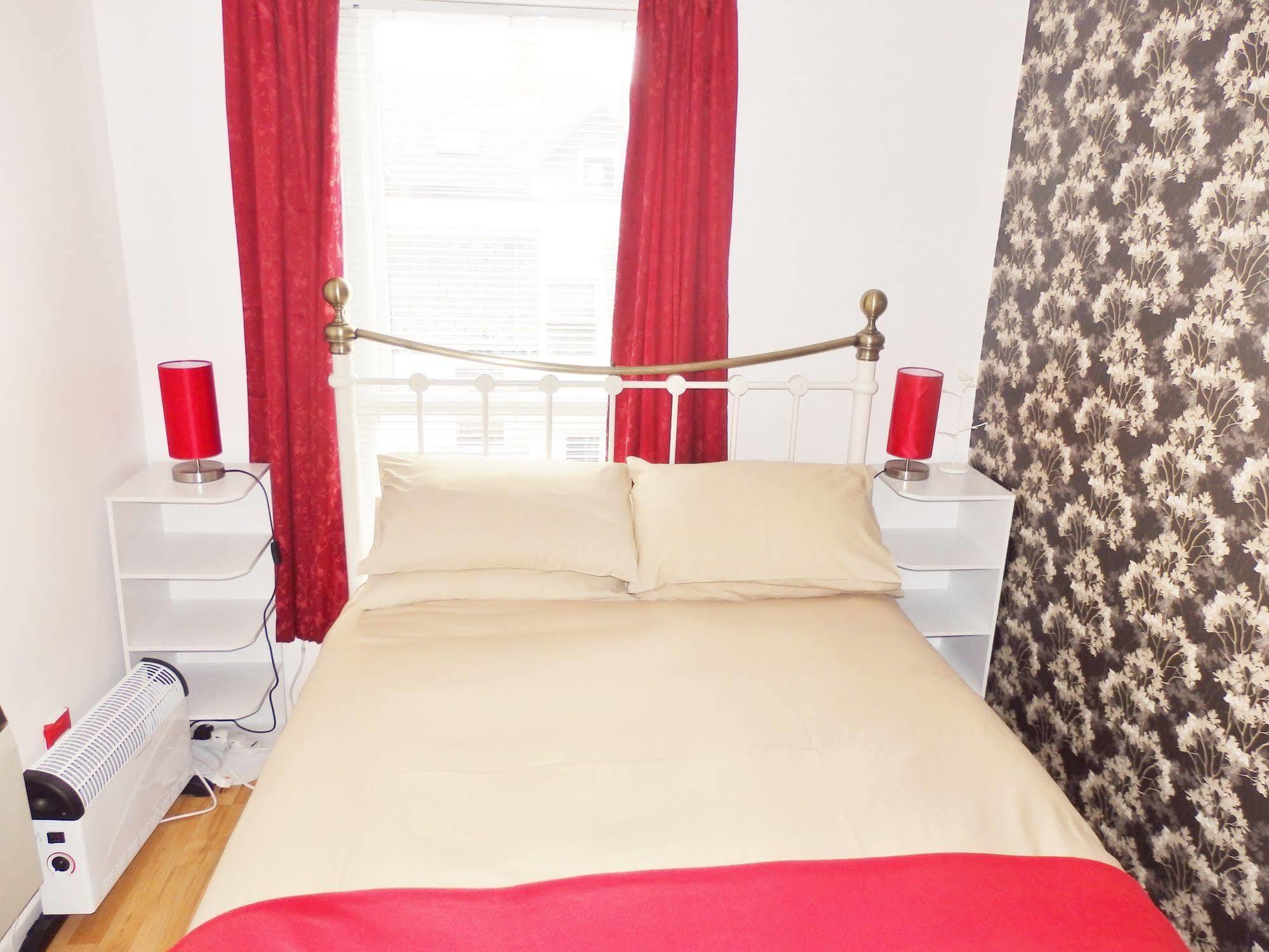 Excellent Location - City Centre - Parking - 4 Beds -2 Bedrooms Belfast Ngoại thất bức ảnh